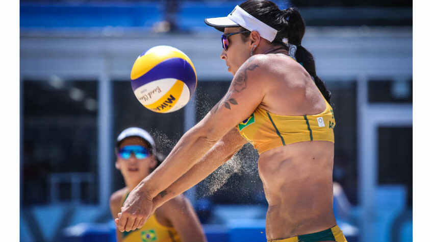 No vôlei de praia feminino, Ágatha e Duda também foram derrotadas. A dupla brasileira foi superada pela dupla chinesa Wang e Xia por 2 sets a 0 (parciais de 21x18 e 21x14). As brasileiras vão definir o futuro na competição na última rodada contra as canadenses Bansley e Brandie.