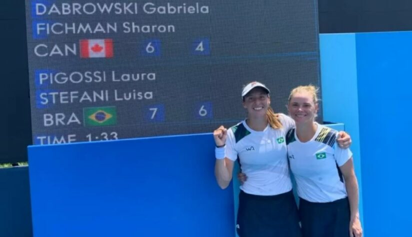 A dupla brasileira Luisa Stefani e Laura Pigossi surpreendeu na estreia e venceu a dupla canadense Gabriela Dabrowski e Sharon Fichman, que era a sétima cabeça de chave dos Jogos Olímpicos. A vitória foi por 2 sets a 0 (parciais de 7/6 e 6/4) em 1 hora e 33 minutos. 