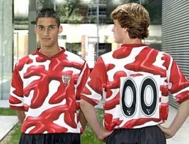 O Athletic Bilbao também inovou após ficar sem fornecedor de camisas e apresentou uma camisa com manchas em vermelho, que logo foram assimiladas com ketchup, obrigando o clube a mudar o desenho das camisas pouco tempo após o seu lançamento.