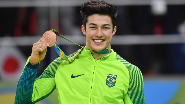 Bronze em 2016 (mas no solo), Arthur Nory estreia no salto. Francisco Barretto, Diogo Soares e Caio Souza também estarão na prova. Depois, eles competem ainda no individual geral, solo e  barra fixa. A ginástica começa às 2h30. 