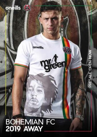 Em homenagem ao cantor Bob Marley, o Boehmian FC, da Irlanda, colocou o rosto do cantor estampado na camisa, além de uma faixa com as cores do reggae.