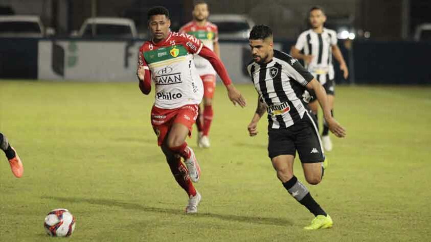 O Botafogo teve um início promissor de partida no Estádio Augusto Bauer, no qual Diego Gonçalves abriu o placar. No entanto, após um segundo tempo inferior, a equipe abriu caminho para Thiago Alagoano e Edu garantissem uma virada por 2 a 1 do Brusque na noite deste sábado (17), pela décima-segunda rodada da Série B. Veja as atuações do LANCE!. Notas por Vinícius Faustini (faustini@lancenet.com.br)