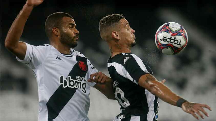 Bolas aéreas: desde o início da temporada, a defesa do Vasco tem sofrido com as bolas alçadas em sua área. O problema persiste mesmo com troca de treinador e a equipe tem deixado pontos importantes para trás. Só na Série B, oito gol foram de jogadas pelo alto, sendo 20 ao longo de toda temporada. Lisca alegou após a derrota para o Remo (com dois gols de cabeça para a equipe paraense), que ainda não teve tempo para treinar e corrigir efetivamente esses erros. 