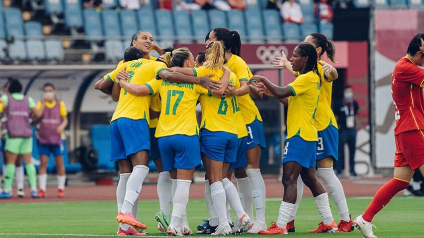 Técnica da seleção feminina de futebol brasileira dá show no piano ao lado  de jogadores brasileiros