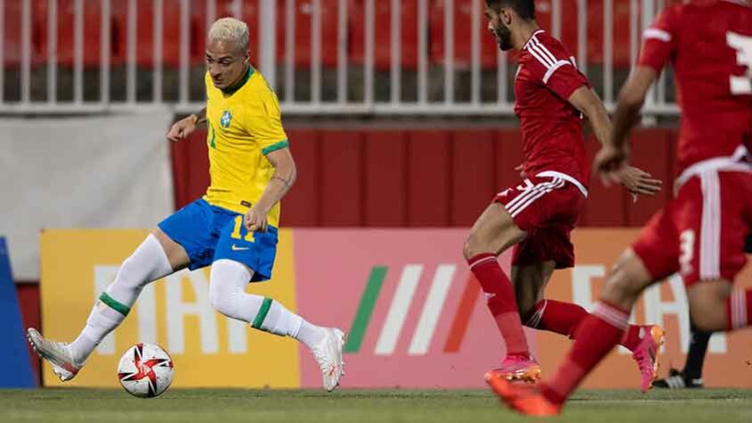 EMIRADOS ÁRABES - SOBE - ALMAQBI marcou um dos gols dos Emirados Árabes na partida e destacou-se na seleção. DESCE - ALMENHALI sofreu um total de cinco gols na partida e não conseguiu segurar o ataque da Seleção Olímpica por 90 minutos.