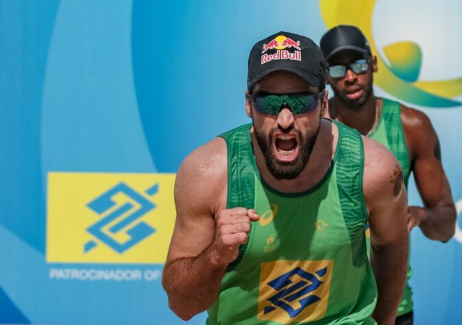 Evandro e Bruno Schmidt estreiam no vôlei de praia contra uma dupla chilena, às 23h. 