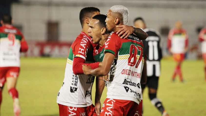 Luciano Hang, dono da rede Havan, é torcedor do Brusque, de Santa Catarina. Além disso, a Havan é a patrocinadora principal do clube, que joga a Série B do Campeonato Brasileiro.