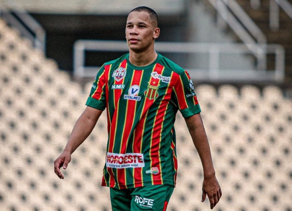 ESQUENTOU - O atacante Caio Dantas, que defendeu as cores de Água Santa, Boavista-RJ e Sampaio Corrêa na última temporada, está de malas prontas para voltar ao território brasileiro. Por conta de problemas com o visto chinês, o Água Santa (clube que possui contrato em vigência com Caio Dantas) quer emprestar o atleta para algum time brasileiro. Segundo o Futebol Latino, três clubes da Série A têm interesse no atleta.