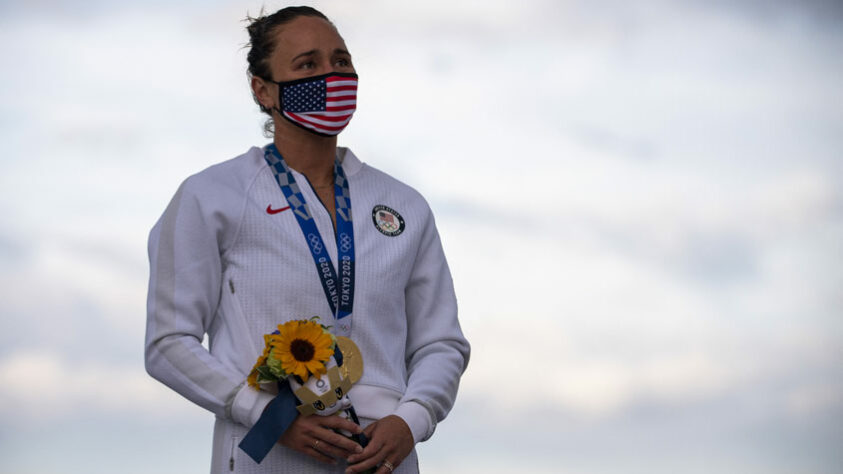 Quem conquistou o ouro no surfe feminino foi a norte-americana Carissa Moore. Dona de quatro títulos do Circuito Mundial, a havaiana dominou a sul-africana Bianca Buitendag e conquistou o título olímpico. A japonesa Amuro Tsuzuki ficou com o bronze.