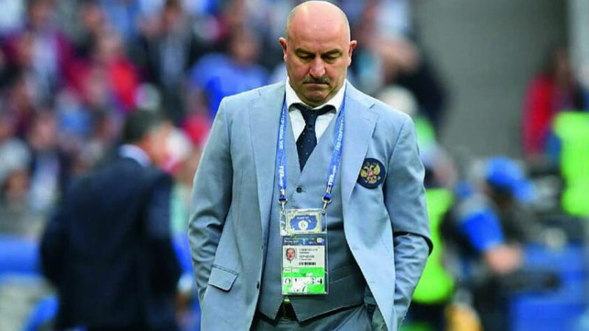 FECHADO - Nesta quinta-feira, Stanislav Cherchesov foi demitido do cargo de treinador da Seleção Russa. O agora ex-técnico ganhou destaque na Copa do Mundo de 2018, quando levou a Rússia às quartas de final, depois de eliminar a Espanha - campeã do mundo em 2010. Contudo, Cherchesov não resistiu à eliminação precoce na Eurocopa.