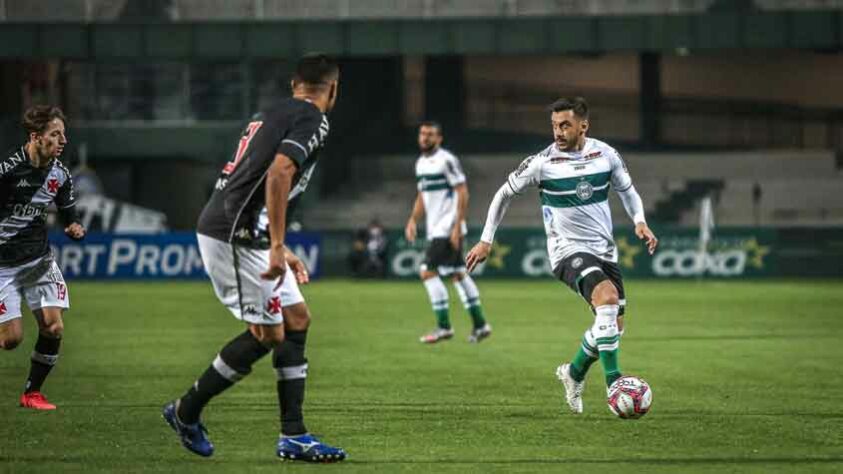 Coritiba - Sobe: Igor Paixão foi o jogador mais perigoso do Coxa, e, em duas finalizações, por pouco não abriu o placar para o Coxa. Além dele, Léo Gamalho marcou seu quinto gol na Série B / Desce: o lado esquerdo da defesa do Coxa deu muito espaço para Gabriel Pec, que levou perigo em jogadas de profundidade.