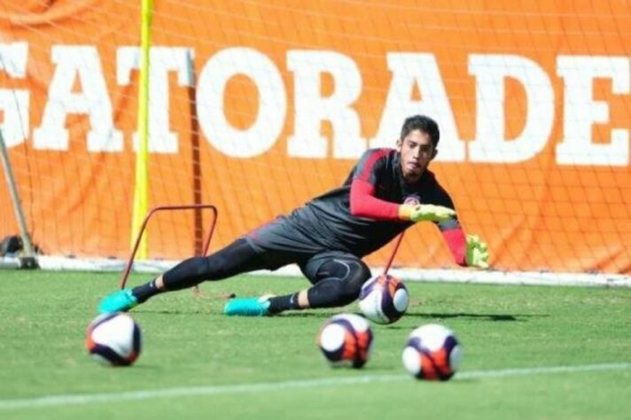 FECHADO - Na tarde desta sexta-feira, o Internacional oficializou a renovação de contrato do goleiro Daniel. Agora, o acordo vai até dezembro de 2023. Revelado pelo Colorado, o arqueiro tem conquistado o seu espaço nesta temporada e desbancou Marcelo Lomba, que foi o titular nos últimos anos.