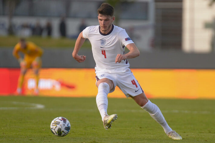 O volante Declan Rice, do West Ham, vem fazendo grandes temporadas e teve destaque vestindo a camisa da Seleção da Inglaterra na Eurocopa. Segundo o "The Times", o Manchester City já havia se interessado pelo jogador na última janela, sinal de que o atleta pode ser cobiçado em janeiro.