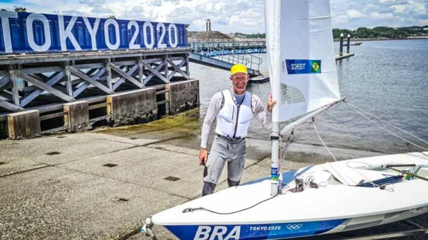 Na regata, o bicampeão olímpico Robert Scheidt ficou em 11º lugar na primeira prova da classe laser. O brasileiro, de 48 anos, disputa a Olimpíada pela sétima vez na carreira. 