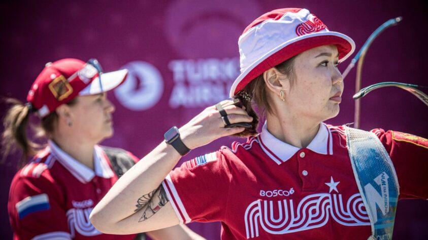 Durante as disputas do tiro com arco, a russa Svetlana Gomboeva precisou ser atendida e chegou a passar mal diante do forte calor que fazia pela manhã no Japão. Ela completou a prova e terminou em 45º lugar entre 64 atletas na fase classificatória. 