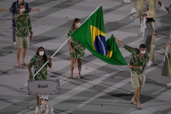 Por conta dos protocolos para a Covid-19, o Time Brasil optou por entrar com apenas quatro representantes: dois atletas e dois integrantes do Comitê Olímpico Brasileiro (COB). Os atletas foram Bruninho, do vôlei, e Ketleyn Quadros, do judô.