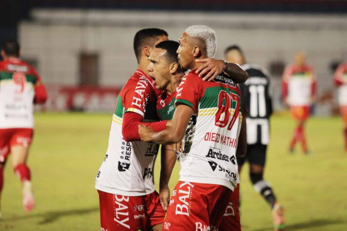 BRUSQUE - SOBE - EDU - Foi decisivo para a virada do clube quadricolor. Dedicado, o camisa 9 saltou mais do que os zagueiros e, após desvio na trave, viu Thiago Alagoano balançar a rede. Em seguida, aproveitou cochilo alvinegro para conseguir que a equipe alcançasse a virada. DESCE - MEIO DE CAMPO - A equipe ficou muito atada à marcação alvinegra, em especial no primeiro tempo.