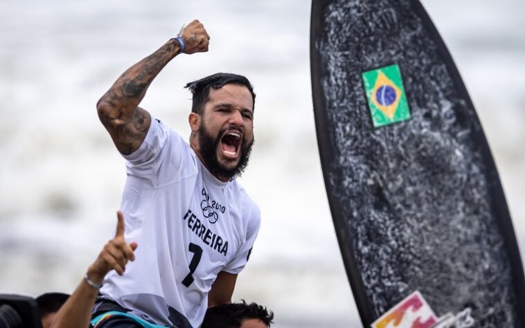 A primeira medalha de ouro do Brasil em Tóquio veio com o surfista Italo Ferreira, de 27 anos. Ele derrotou o japonês Kanoa Igarashi na decisão e se tornou o primeiro campeão olímpico da história da modalidade. Foi a quinta medalha do Brasil em Tóquio.