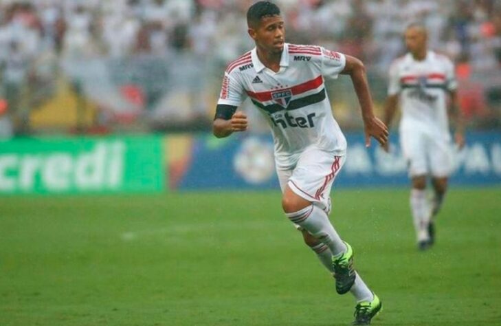 FECHADO - O Santos acertou a contratação do meia Ed Carlos, de apenas 20 anos, que se desligou do São Paulo nesta semana após oito anos de clube. O jogador fez exames médicos na manhã desta quinta-feira e deve iniciar os treinamentos no clube na próxima semana. 