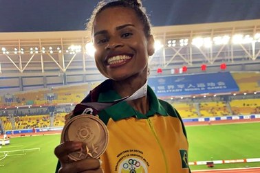 Atletismo: Eliane Martins participa das eliminatórias do salto em distância, a partir das 21h50. 