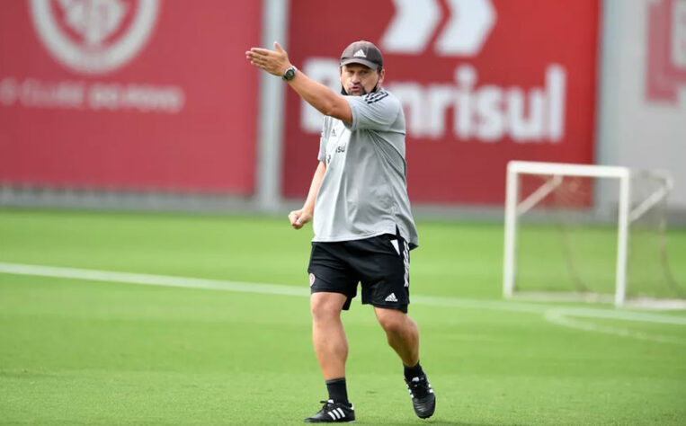 FECHADO - O Flamengo está perto de anunciar o novo técnico da equipe sub-20. Após promover Maurício Souza para a comissão permanente do time profissional, o clube rubro-negro agiu rápido e encaminhou a contratação de Fábio Matias, que estava no Internacional, de Porto Alegre. De acordo com nota oficial do Inter, houve o pagamento de uma indenização prevista no contrato para garantir a rescisão, mas o valor não foi informado.