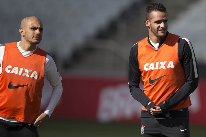 Fábio Santos - Renato Augusto foi companheiro do lateral-esquerdo entre 2013 e 2015 no Corinthians.