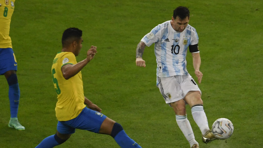 A Argentina chegou na final da Copa América e Lionel Messi está a um passo de seu primeiro título com a seleção principal. Porém, a batalha final será contra o Brasil, neste sábado, às 21h (de Brasília), no Maracanã. A Albiceleste não vence uma competição com a seleção principal desde 1993, quando faturou a Copa América daquele ano. Chegou a vez da Argentina e de Messi? Lembre o desempenho do craque nas competições pela seleção!