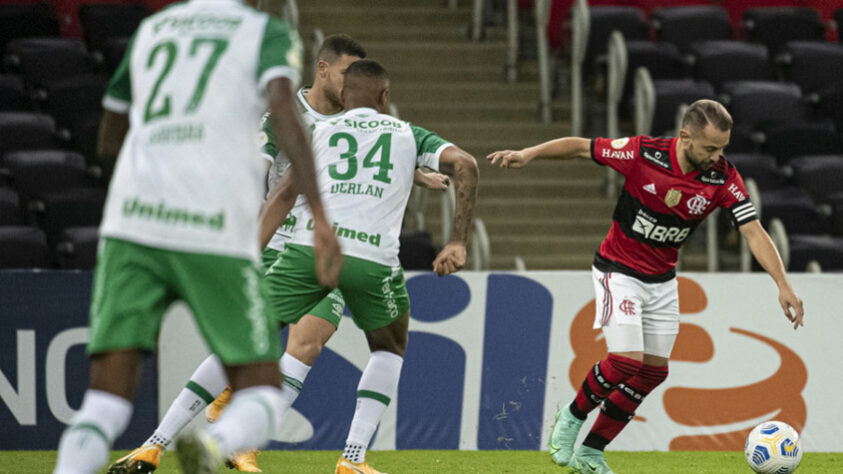 Chapecoense: Sobe – Anderson Leite fez uma linda jogada pela direita, passou como quis por Michael e descolou um cruzamento na cabeça de Kaio Nunes, que botou a Chape em vantagem. // Desce – Além da defesa, que deixou muito espaço no lance do segundo gol, Kassio Nunes, que havia marcado dois gols, foi expulso em um lance bobo e prejudicou o time.  