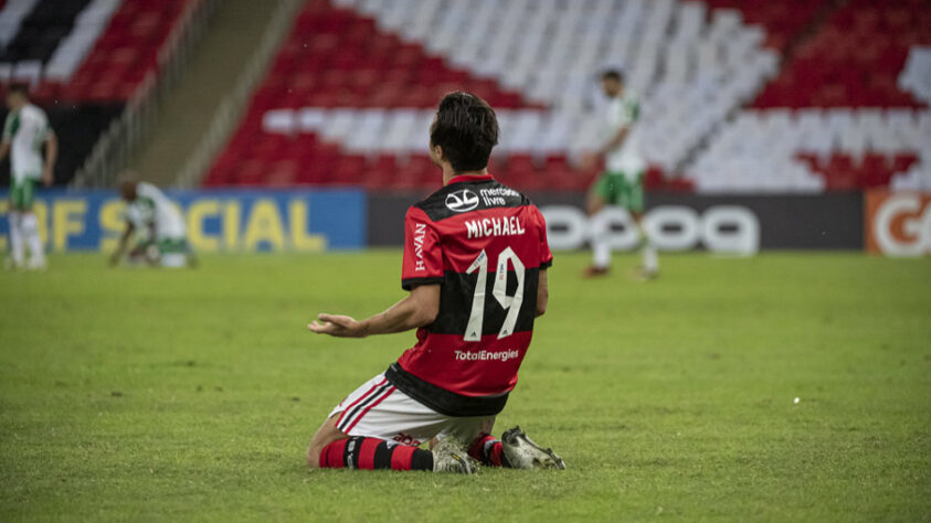 O Flamengo dominou, buscou atalhos até encontrar a vitória por 2 a 1 sobre a Chapecoense em jogo acompanhado por Renato Gaúcho, futuro técnico da equipe. Perotti abriu o placar para a Chape, mas Arrascaeta e Michael, com um golaço, garantiram a virada dramática no Maracanã. O LANCE! traz as notas e os destaques da partida. Por Vinícius Faustini (faustini@lancenet.com.br) 