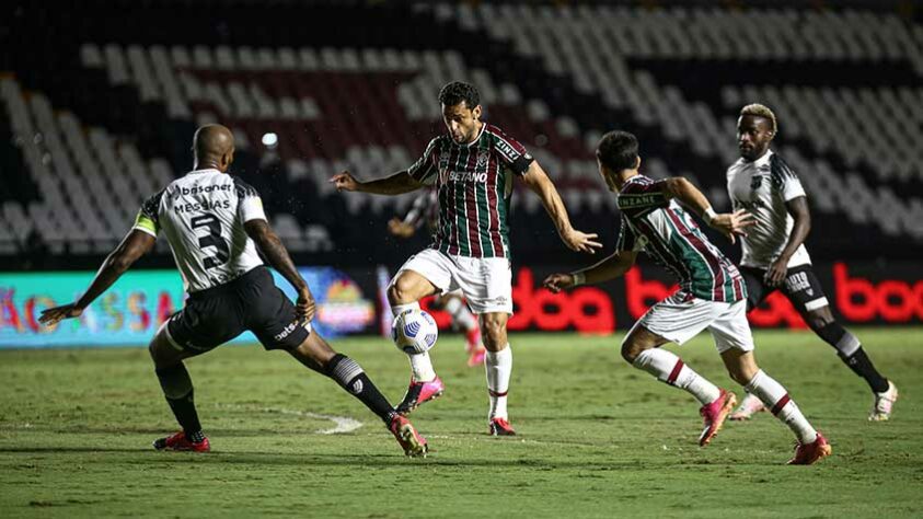 Ceará - Sobe: Foi bem defensivamente e conseguiu segurar o empate mesmo não sendo o melhor em campo. / Desce: Com saída de bola lenta, não ofereceu perigo e optou por finalizar de longe na maioria dos lances..