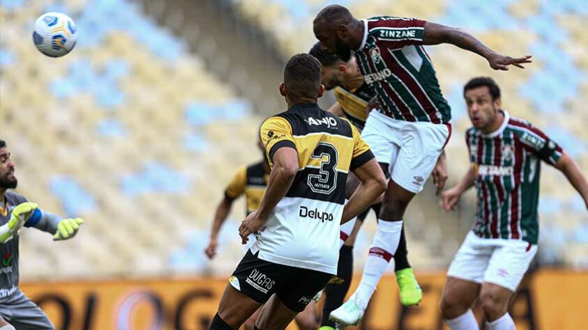 CRICIÚMA - SOBE - MARANHÃO foi o destaque do Criciúma na partida ao fazer um jogo seguro no meio de campo com criação para um ataque que não ofereceu muito perigo à Marcos Felipe. DESCE - GUSTAVO realizou apenas uma defesa na derrota do Criciúma, e não conseguiu parar os três gols do Fluminense.