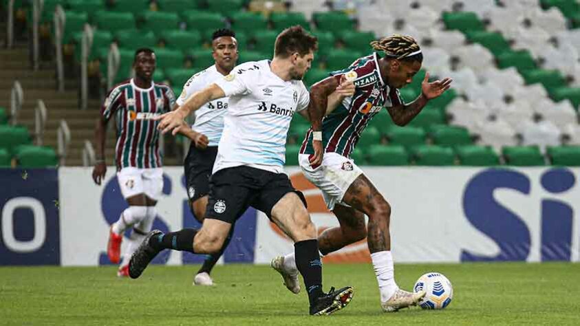 GRÊMIO - SOBE - PINARES E VANDERSON - Em uma atuação oscilante do Tricolor gaúcho, PINARES foi decisivo ao converter o pênalti com categoria. VANDERSON também levou perigo em alguns momentos, como a bola que carimbou no travessão de Muriel. DESCE - RETRANCA - A equipe de Luiz Felipe Scolari se retraiu excessivamente e, com lentidão, demorou para conseguir engatar jogadas. Só no fim, veio a esperada vitória.