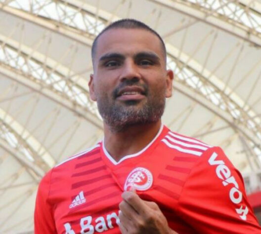 FECHADO - A segunda-feira foi de apresentação no Internacional. Aos 34 anos, o zagueiro Gabriel Mercado compareceu ao CT Parque Gigante e vestiu o manto vermelho pela primeira vez.  Confiante em seu papel dentro do elenco, o argentino mandou recado e contou um pouco da sua preparação para ir bem no Colorado.