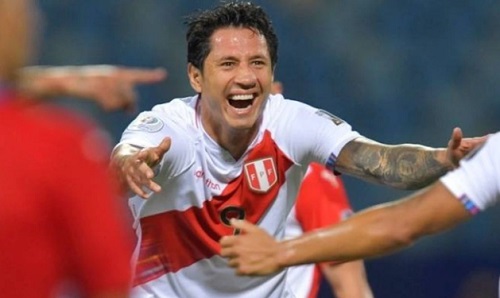 ESQUENTOU - Segundo o jornal "Gazzetta dello Sport", o Leicester, da Inglaterra, está interessado na contratação do peruano Gianluca Lapadula.