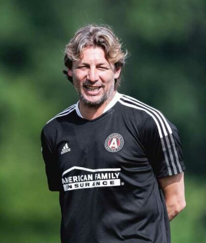 Gabriel Heinze (Argentina) - 43 anos - Último trabalho: Atlanta United - Desempregado desde julho de 2021 - Começou a carreira de treinador em 2015 e fez trabalhos interessantes no Argentino Jrs. e no Vélez Sarsfield. Foi especulado no Palmeiras e no Santos, mas foi para os Estados Unidos e saiu após problemas de relacionamento com os jogadores.