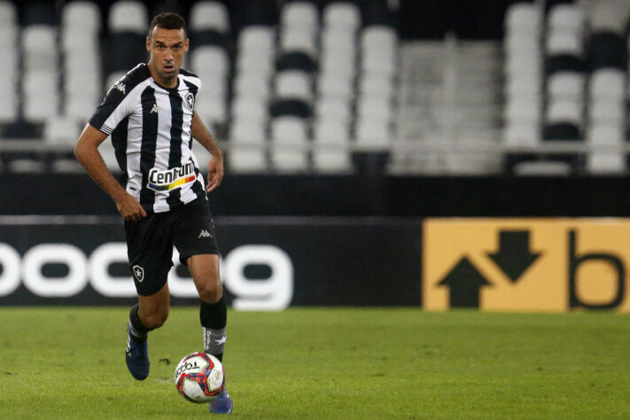 FECHADO! - Gilvan deixou o Botafogo. O zagueiro tinha contrato com o Alvinegro, mas entrou em acordo com a diretoria e deixou a equipe para reforçar o CRB, que vai disputar a Série B do ano que vem.