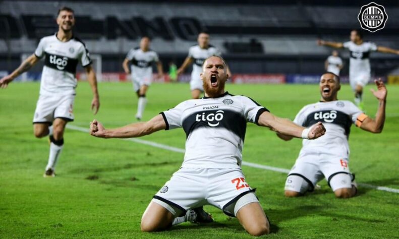 ESQUENTOU - O Olimpia está nas quartas de final da Copa Libertadores da América e enfrenta o Flamengo por uma vaga na próxima fase. Mas, o clube paraguaio corre sério risco de perder um de seus principais destaques para o duelo contra o Rubro-Negro. Assim, o atacante Isidro Pitta tem ofertas e pode deixar a equipe antes mesmo das decisões continentais. De acordo com o portal D10, do Paraguai, Isidro Pitta tem propostas ”tentadoras” do futebol espanhol e dos Emirados Árabes.