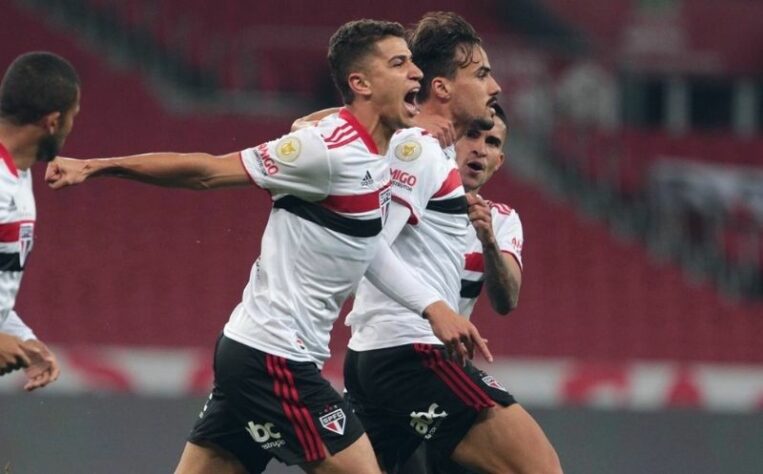 Nesta quarta-feira (7), o São Paulo enfrentou o Internacional, no Beira-Rio, pela décima rodada do Brasileirão. Com gols de Rigoni e Igor Gomes, o Tricolor venceu por 2 a 0 e conquistou sua primeira vitória no campeonato. Veja as atuações individuais do São Paulo e os destaques do Internacional.