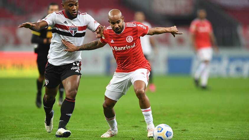 INTERNACIONAL  - SOBE - Patrick: O meia foi um dos principais jogadores do primeiro tempo. Com desfalques no setor, o atleta criou boas oportunidades, que não foram aproveitadas pelo atacante Caio Vidal. / DESCE - Desempenho ruim: O time novamente tem uma atuação fraca. Na defesa, erros individuais e coletivos comprometeram a equipe, enquanto, no ataque, o time teve dificuldades pra levar risco ao São Paulo.