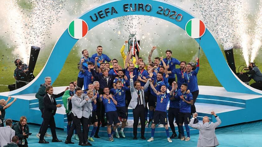 A Itália se sagrou bicampeã da Eurocopa 2020 após vencer a Inglaterra nas penalidades, neste domingo, em Wembley. O primeiro título europeu da seleção italiana foi conquistado em 1968. Agora, a Azzurra entra no seleto grupo de países que venceram o torneio mais de uma vez.  No clima da comemoração, confira as seleções com mais troféus da Eurocopa na história!