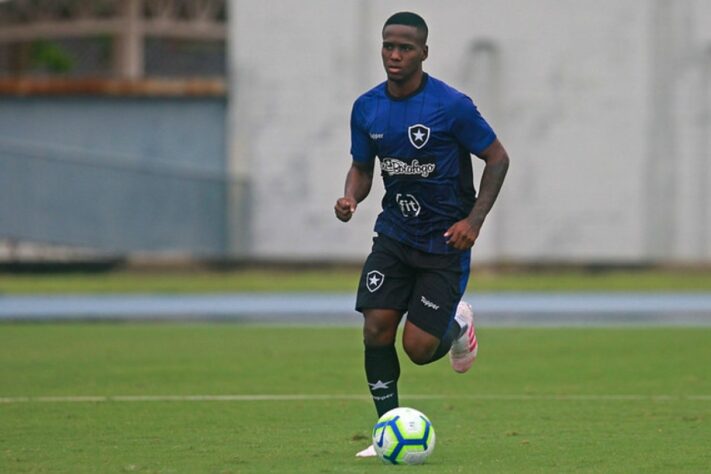 Dia do Mercado - ESQUENTOU - O Botafogo está perto de anunciar mais um reforço visando a Série B do Campeonato Brasileiro. Detalhes separam o Alvinegro de um acordo com Jonathan, lateral-esquerdo revelado no próprio clube. As partes costuram os últimos detalhes do acordo. O anúncio está por detalhes.