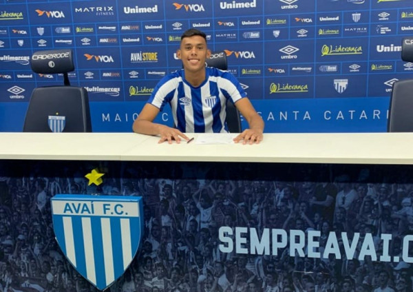 FECHADO - O elenco Sub-20 do Avaí recebeu um grande reforço. Na última semana, o goleiro Juninho assinou um contrato de formação, válido por três anos, com o clube catarinense. Ele estava no Internacional, clube que defendeu durante uma temporada.