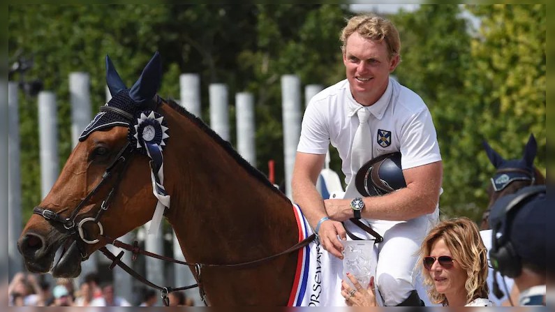 O australiano Jamie Kermond, de 36 anos, está fora dos Jogos Olímpicos. O cavaleiro testou positivo para um metabólico da cocaína em um teste de doping. Foi o primeiro caso de doping em Tóquio 2020. 