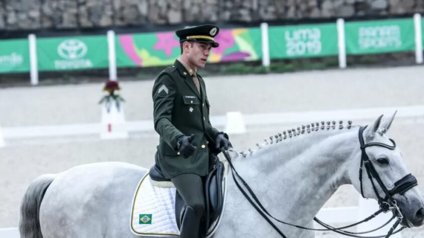 João Victor Marcari Oliva estreia no hipismo, categoria adestramento individual, às 5h. 