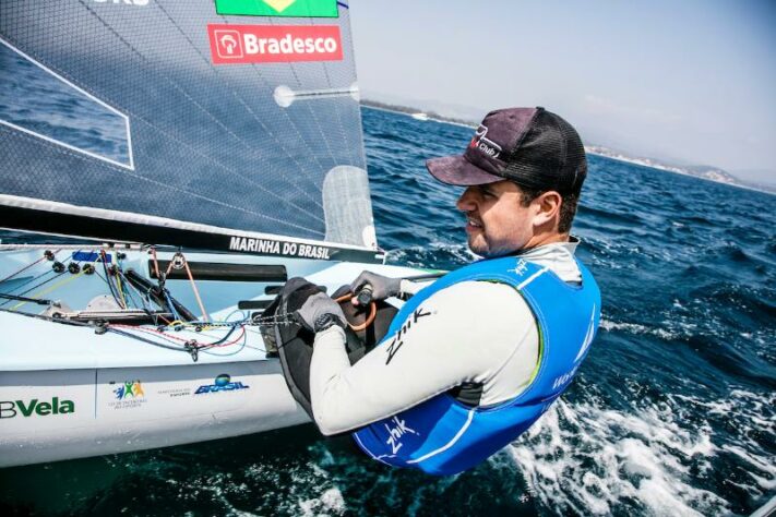 Finn - Após mais duas regatas (14º e 13º colocado), Jorge Zarif termina o dia na 14ª posição, faltando duas regatas para definir os competidores da medal race.