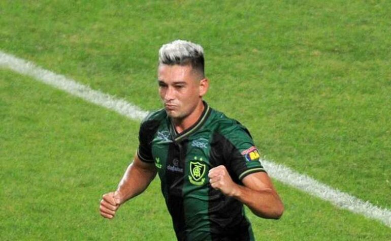 FECHADO! - O América-MG vai se renovando a ajustando o elenco para a temporada 2022. O Coelho encaminhou as renovações de contrato do lateral-esquerdo João Paulo e do volante Juninho Valoura (foto), que devem acertar por mais uma temporada