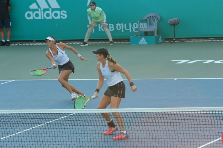 Ainda às 23h, o tênis brasileiro será representado pela dupla Luísa Stefani e Laura Pigossi. Juntas, elas encaram as canadenses Dabrowski e Fichman.