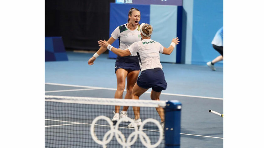 Na disputa de duplas, as brasileiras Luisa Stefani e Laura Pigossi se classificaram às quartas de final após vencerem as favoritas Karolina Pliskova e Marketa Vondrouosova, da República Tcheca, por 2 sets a 1 (parciais de 2/6, 6/4 e 13/11). A dupla brasileira ainda salvou quatro match points das tchecas. As próximas adversárias serão Bethanie Mattek-Sands e Jessica Pegula, dos Estados Unidos. 