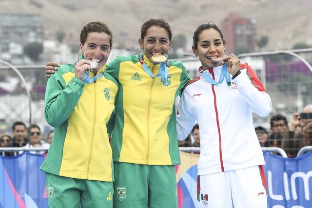 Luisa Baptista e Vittoria Lopes brigam por medalha no triatlo feminino, a partir das 18h30.