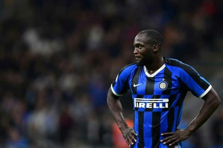 ESQUENTOU - Após ter uma primeira proposta rejeitada, o Chelsea prepara uma segunda oferta a Inter de Milão entre 120 e 130 milhões de euros (R$ 746 milhões a R$ 808 milhões) por Lukaku, segundo o jornalista Fabrizio Romano. Os ingleses devem oferecer ao atleta um salário de 12 milhões de euros (R$ 74 milhões) por temporada. A imprensa inglesa também destaca que o centroavante está disposto a aceitar novamente a chance de jogar pela Premier League nesta temporada. O jogador já vestiu a camisa do Chelsea, mas fez apenas 15 partidas pela equipe profissional entre 2011 e 2014 até ser vendido em definitivo ao Everton.